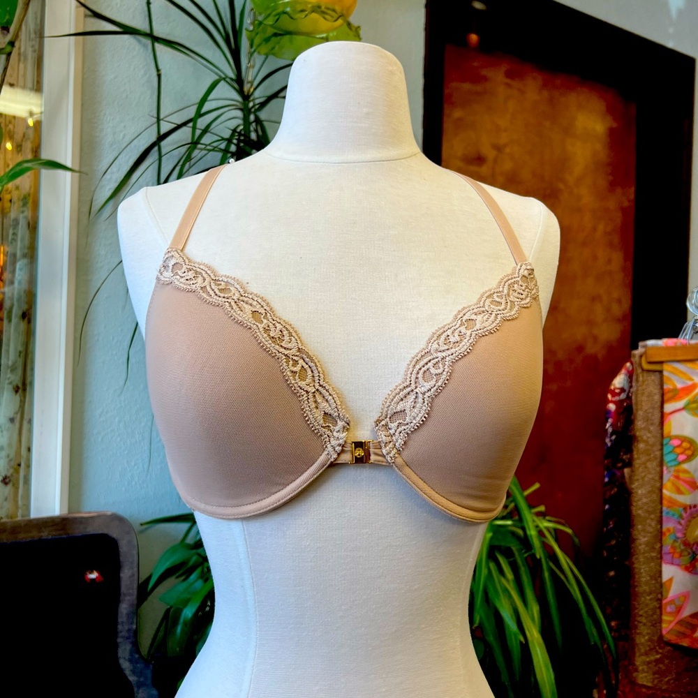 Natori Bra. Like New! Beige mesh & lace razorback
